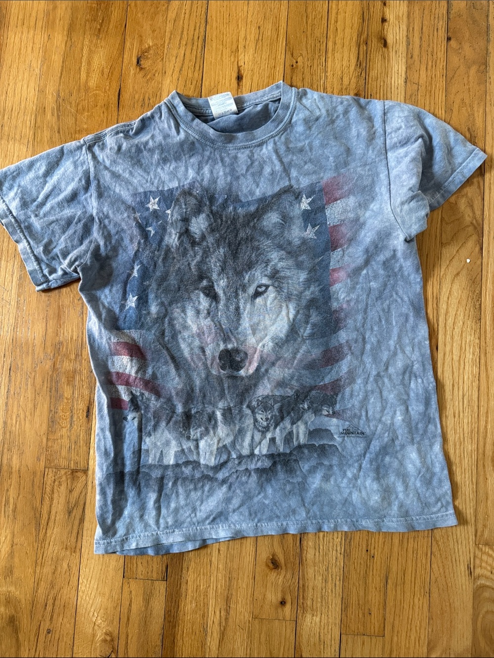 The Mountain Blue Gray Wolf husky american Flag Graphic Tee small